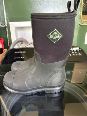 Muck Book kids size 6 barely worn $50